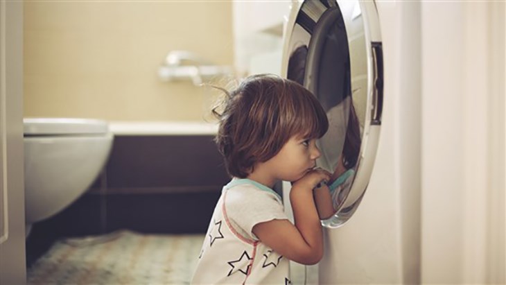 Máy giặt đang bật tính năng khóa trẻ em nên toàn bộ chức năng bị vô hiệu hóa và cửa máy giặt bị khóa