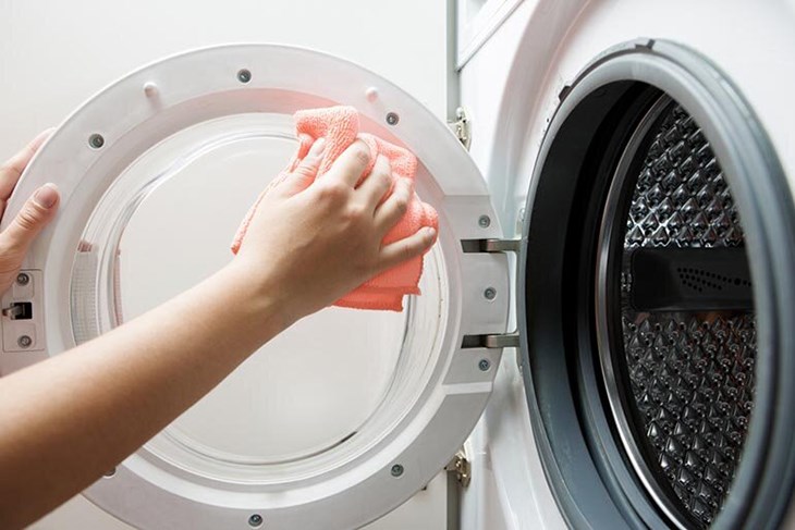 Máy giặt bị khóa là do thời tiết và không vệ sinh định kỳ làm bụi bẩn tích tụ, xuất hiện tình trạng oxy hóa