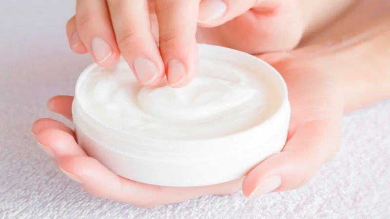 Kem dưỡng ẩm giúp cung cấp độ ẩm cho da, giúp da căng bóng, mịn màng