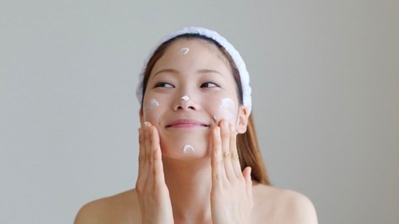 Bôi kem khi da ẩm sẽ giúp da khoá ẩm hiệu quả