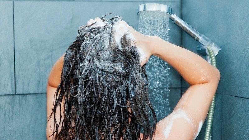 Gội đầu thường xuyên có thể khiến tóc dễ hư tổn