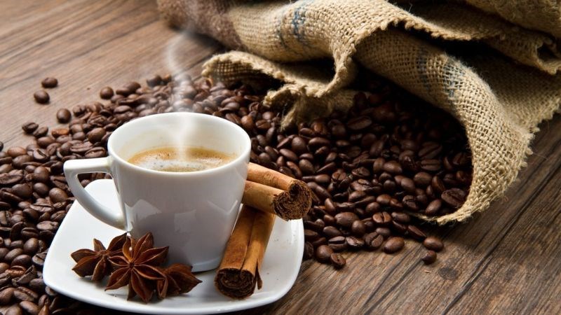 Caffein có trong các thực phẩm như cà phê, trà có thể gây nặng thêm tình trạng ù tai, chóng mặt