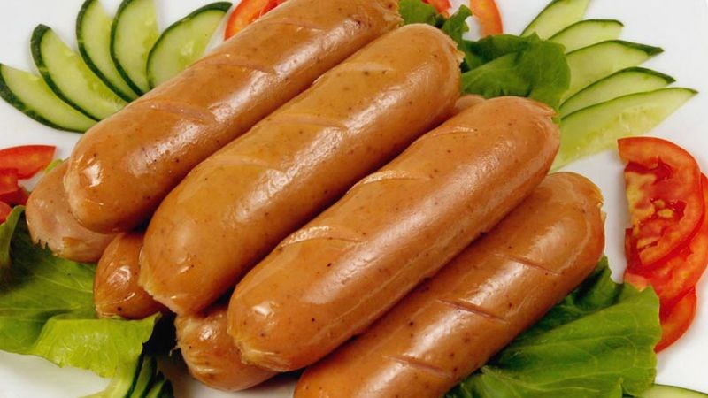 Nên hạn chế sử dụng những loại thịt đã qua chế biến như xúc xích để tránh gặp phải triệu chứng chóng mặt