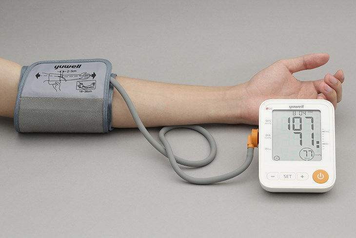 Máy đo huyết áp bắp tay điện tử Yuwell YE650A có thiết kế nhỏ gọn, hiện đại, tiện lợi khi mang đi xa Máy đo huyết áp bắp tay điện tử Yuwell YE650A có thiết kế nhỏ gọn, hiện đại, tiện lợi khi mang đi xa