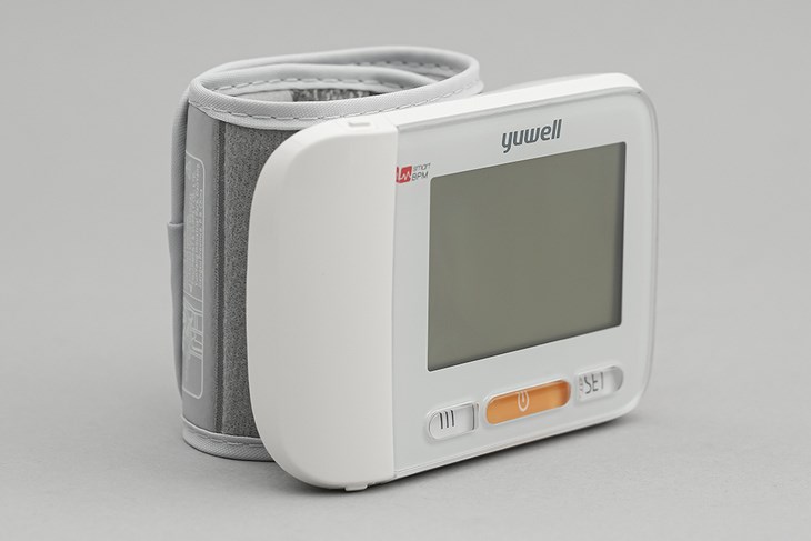 Máy đo huyết áp cổ tay điện tử Yuwell YE8600A hiện đang được bán tại VN Giá với giá 980.000 đồng (cập nhật 09/2023) Máy đo huyết áp cổ tay điện tử Yuwell YE8600A hiện đang được bán tại VN Giá với giá 980.000 đồng (cập nhật 09/2023)