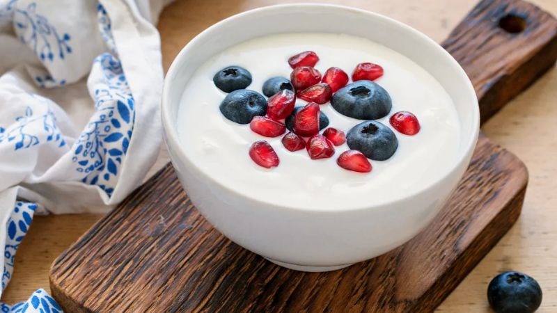Sữa chua Hy Lạp giàu chất xơ, protein, canxi và vitamin B12 tốt cho não bộ