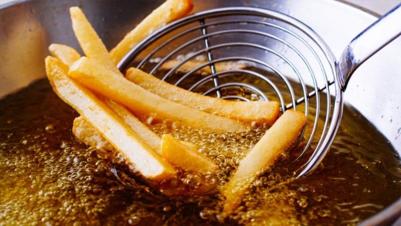 Thức ăn nhanh chứa nhiều chất béo không lành mạnh và chất bảo quản có thể gây hại 