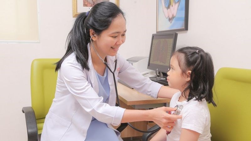 Ba mẹ nên đưa trẻ đến bác sĩ để kiểm tra sức khỏe định kỳ 