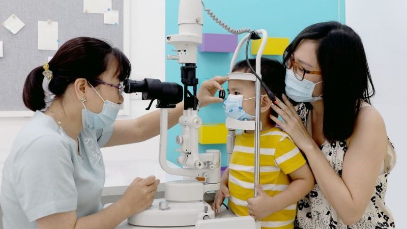 Ba mẹ nên cho trẻ đi khám mắt định kỳ 6 tháng/lần