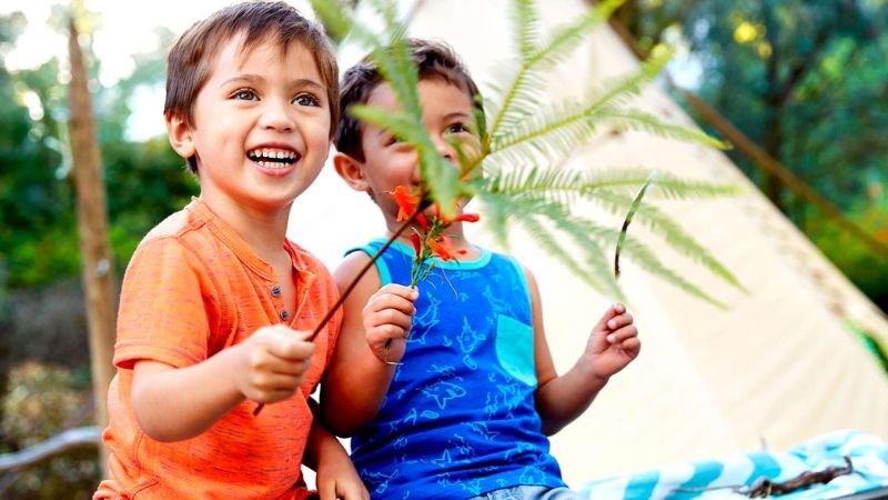 Ba mẹ nên khuyến khích trẻ tham gia hoạt động ngoài trời để hạn chế dùng thiết bị điện tử