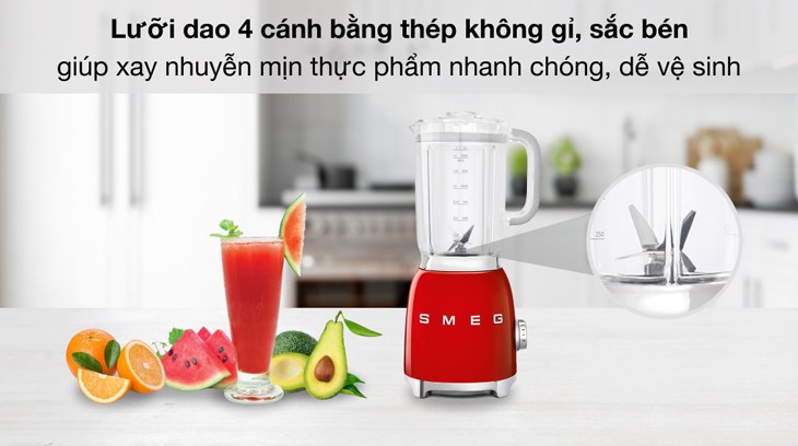 Máy xay sinh tố Smeg BLF01RDEU (535.43.639) sử dụng lưỡi dao 4 cánh bằng chất liệu thép không gỉ giúp bạn xay nhuyễn mịn thực phẩm nhanh chóng