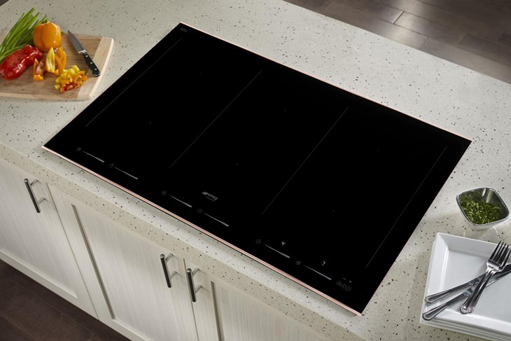 Bếp từ đa vùng nấu Smeg SIM693WLDR (535.64.169) có tổng công suất lớn 10800W giúp nấu chín thức ăn nhanh chóng