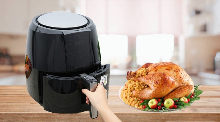 Bạn hãy kéo nhẹ nhàng giỏ nồi chiên không dầu Lock&Lock EJF357BLK 5.2 lít ra khỏi thiết bị để tránh làm trầy xước nồi