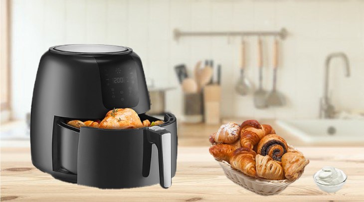 Bạn hãy kéo nhẹ giỏ nồi chiên không dầu Lock&Lock EJF296BLK 7.2 lít  để khí nóng tản ra, không gây bỏng tay khi lấy thức ăn