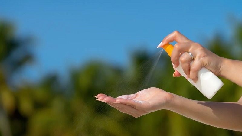 Liều lượng kem chống nắng dạng xịt xịt đều 4 lần lên vùng da cần chống nắng Liều lượng kem chống nắng dạng xịt xịt đều 4 lần lên vùng da cần chống nắng