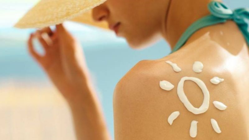 Bạn nên bôi kem chống nắng hàng ngày và bôi lại sau mỗi hai giờ Bạn nên bôi kem chống nắng hàng ngày và bôi lại sau mỗi hai giờ