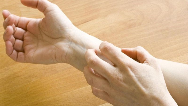 Một trong những dấu hiệu phổ biến của thiếu vitamin E là cảm giác tê và ngứa ran