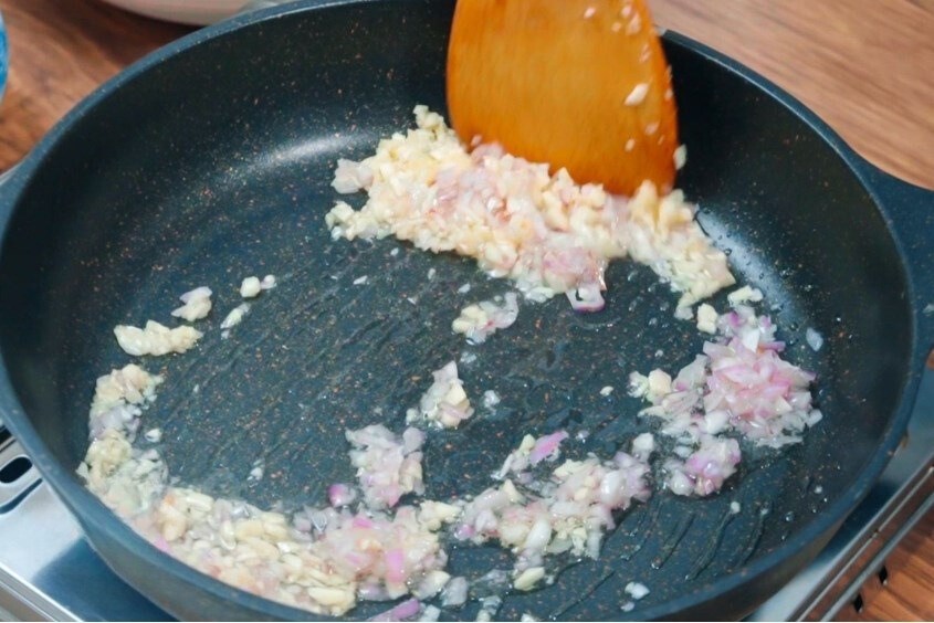 Xào thịt với hành tím cháo cua khoai tây của bé thêm ngon