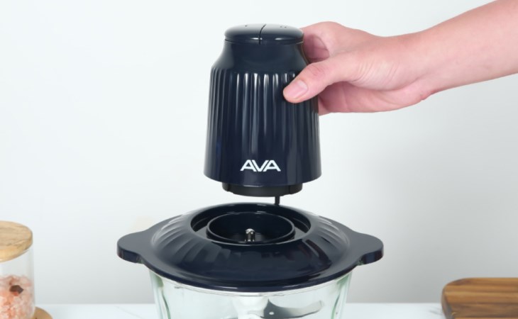 Bạn hãy lắp phần thân của máy xay thịt đa năng AVA AM6103 300W 1.8 lít vào nắp cối và tiến hành xay thực phẩm
