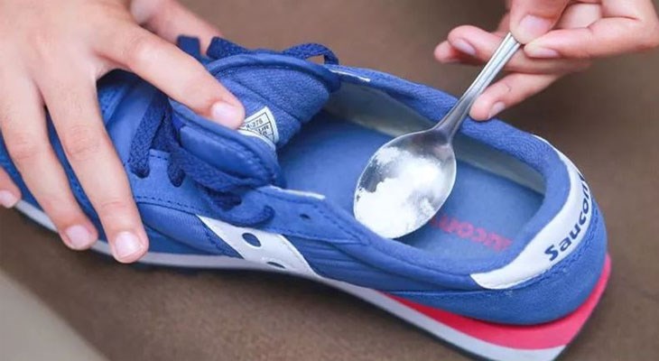 Baking soda có khả năng hút ẩm tốt cho giày, giúp giày bóng đá của bạn luôn sạch sẽ