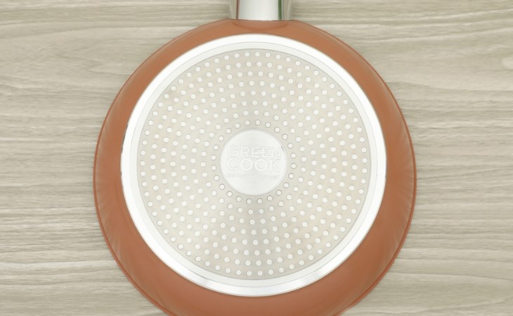 Phần đáy chảo nhôm sâu chống dính vân đá đáy từ 26 cm Green Cook GCP221-26IH được làm từ chất liệu inox giúp dẫn nhiệt tốt trong quá trình nấu ăn