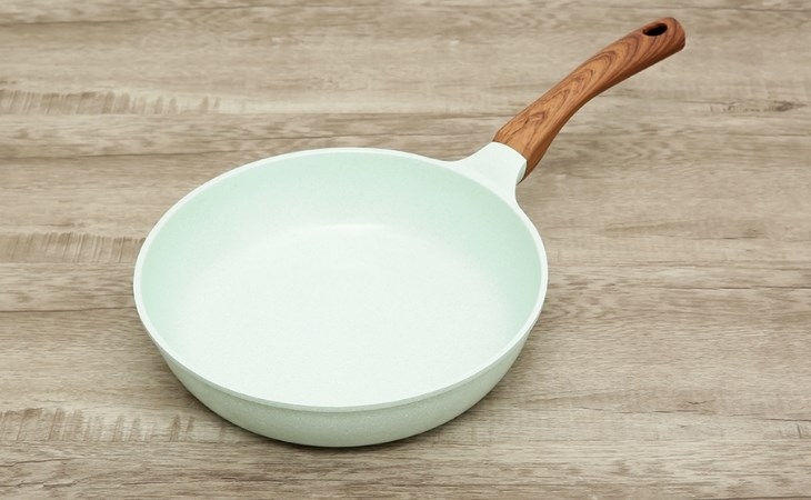 Chảo nhôm chống dính vân đá đáy từ 26 cm Green Cook GCP06-26IH sở hữu màu xanh ngọc trang nhã, mang lại vẻ đẹp hiện đại cho không gian