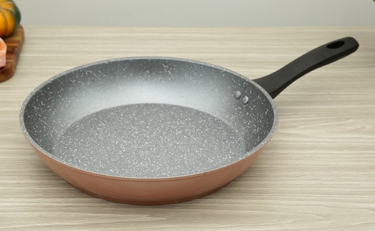 Chảo nhôm chống dính vân đá đáy từ 30 cm Green Cook GCP221-30IH có kiểu dáng nhỏ gọn cùng lòng chảo được phủ chống dính men vân đá đẹp mắt