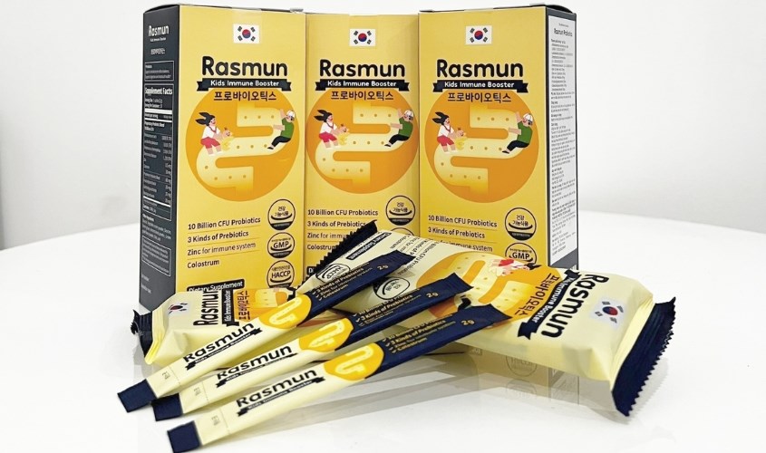 Ikki kishi sikishmoqda, ikki kishi qol ushlashmoqda