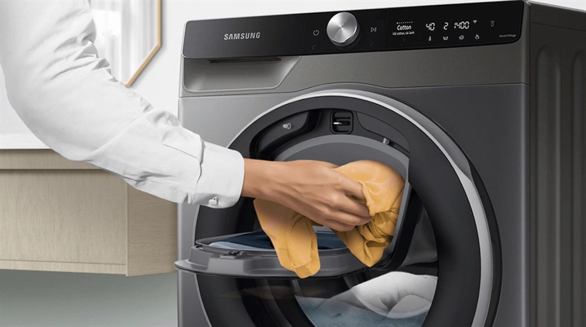 Bạn nên lấy quần áo ra khỏi máy sau khi hoàn tất chu trình giặt