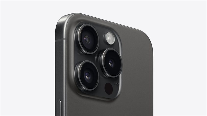 iPhone 15 Pro và iPhone 15 Pro Max còn có màu Titan đen (Black Titanium) có hơi hướng nghiêng về màu xám