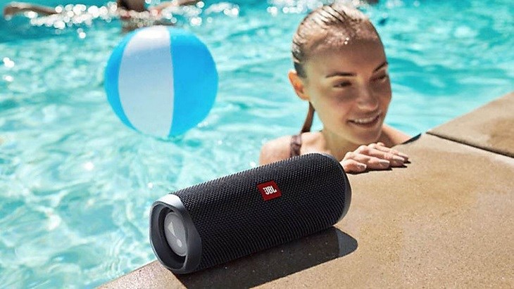 JBL Flip 5 có khả năng chống nước và kháng bụi theo tiêu chuẩn IPX7