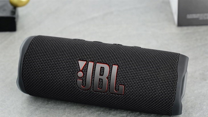 Loa JBL Flip 6 có thiết kế vải bọc cùng viền cao su chống va đập và giúp loa cân bằng trên mọi mặt phẳng