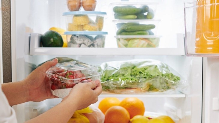 Chờ thức ăn nguội và sắp xếp hợp lý vào bên trong tủ lạnh