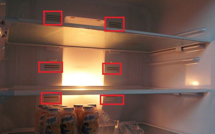 Đặt thực phẩm quá nhiều trước cửa thoát gió có thể làm ảnh hưởng đến sự tỏa đều hơi lạnh, gây lỗi nháy đèn