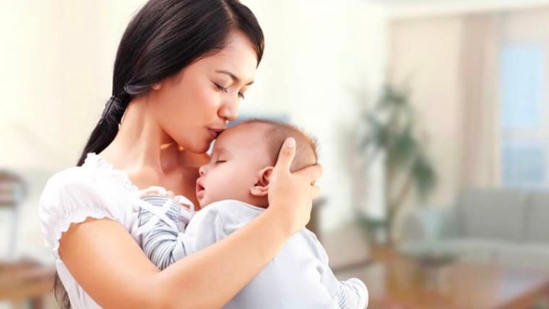 Việc ôm con thường xuyên sẽ giúp con có cảm giác ấm áp và giảm áp lực lên vùng đầu