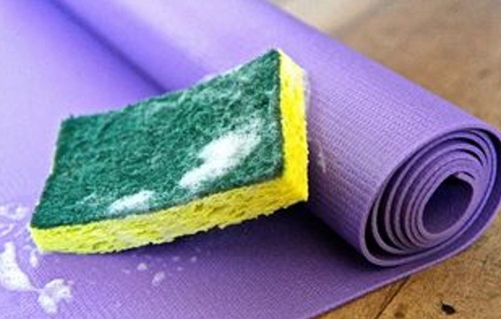Sử dụng bọt biển với ít xà phòng để loại bỏ bụi bẩn trên thảm yoga