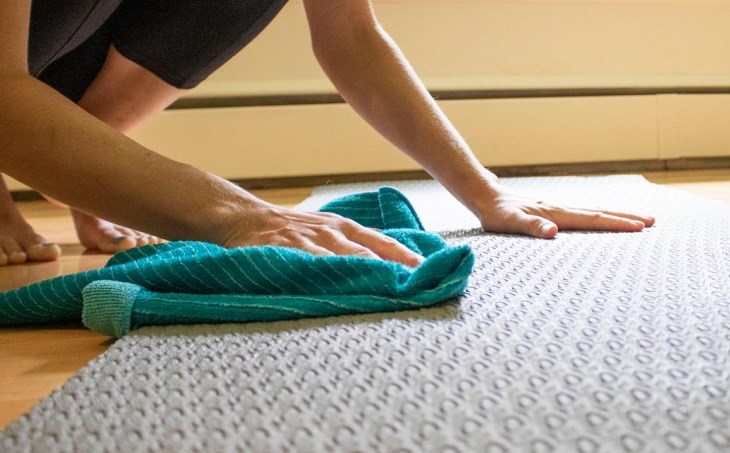 Lau thảm yoga trước và sau khi sử dụng để duy trì độ bền sản phẩm