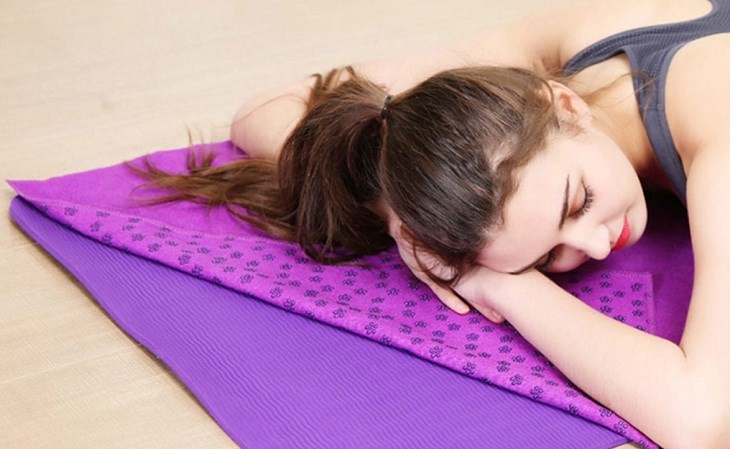 Dùng khăn trải thảm yoga chuyên dụng để giảm bớt lượng mồ hôi thấm vào thảm tập mà vẫn không ảnh hưởng đến quá trình tập luyện