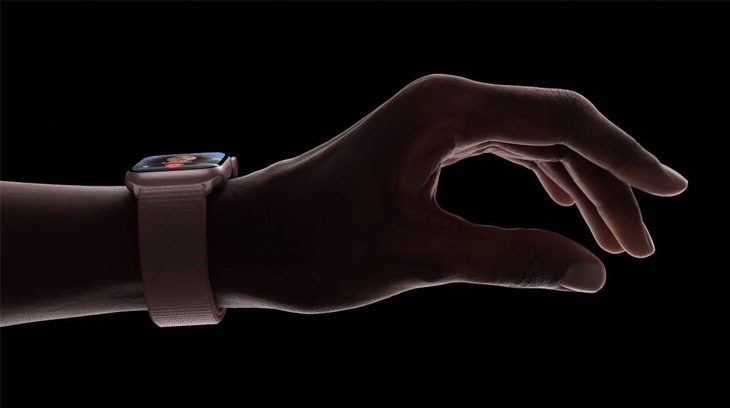 Thao tác chạm hai lần của Apple Watch Series 9 giúp bạn sử dụng tiện lợi hơn