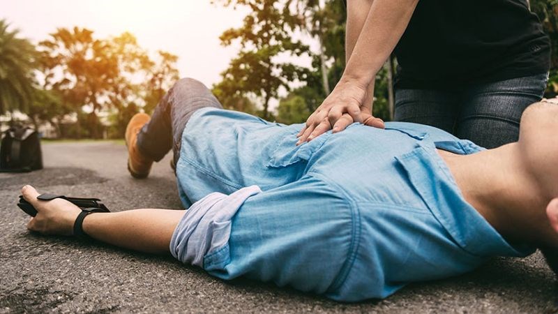 Người thân nên thực hiện phương pháp ép tim ngoài lồng ngực cho người bệnh