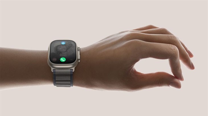 Thao tác chạm hai lần trên Apple Watch Ultra 2 giúp bạn tiện lợi thao tác khi không rảnh tay