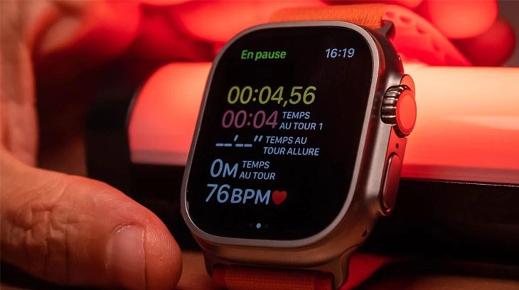Apple Watch Ultra 2 có nhiều tính năng khác như Nút hành động tùy chỉnh, Cải tiến đèn Flash,...