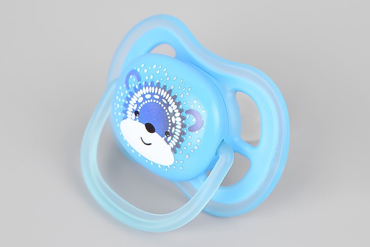 Chức năng phát quan của ti giả Philips Avent giúp ba mẹ dễ dàng tìm ti ngậm của bé khi bị rơi trong tối Chức năng phát quan của ti giả Philips Avent giúp ba mẹ dễ dàng tìm ti ngậm của bé khi bị rơi trong tối