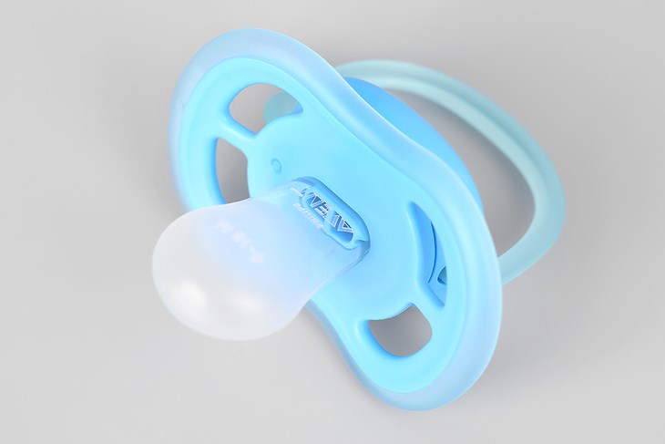 Ti giả Philips Avent có kiểu dáng đối xứng thông minh giúp hỗ trợ sự phát triển cấu trúc vòm miếng tự nhiên của bé Ti giả Philips Avent có kiểu dáng đối xứng thông minh giúp hỗ trợ sự phát triển cấu trúc vòm miệng tự nhiên của bé