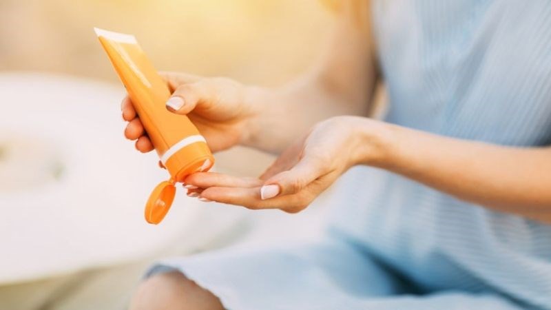 Bạn nên sử dụng khoảng 1 - 2 ml kem chống nắng cho toàn bộ khuôn mặt và cổ