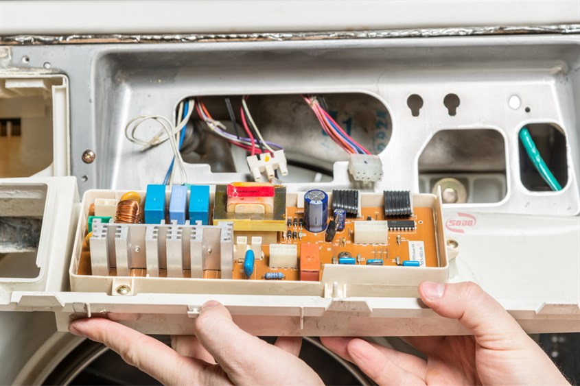 Bạn không nên tự ý tháo bảng mạch khi không có kiến thức chuyên môn