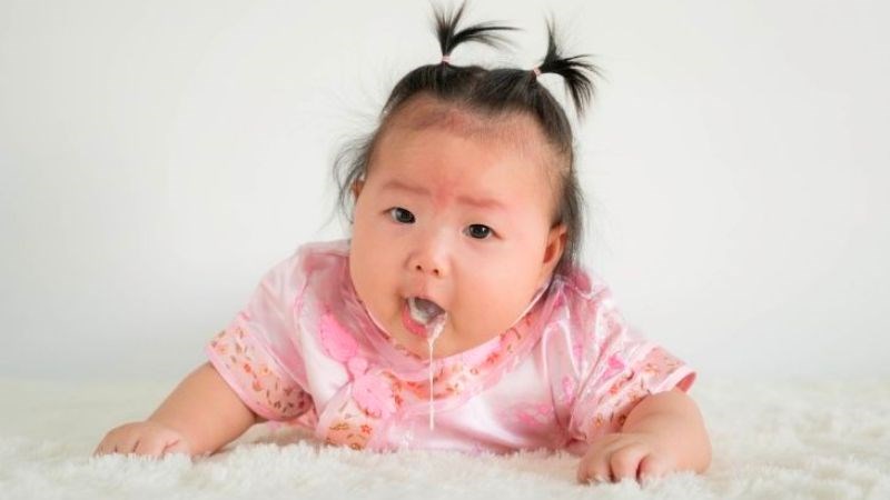 Trẻ có thể bị nôn trớ khi được nâng lên hoặc thay đổi tư thế đột ngột