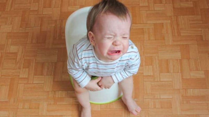 Táo bón là một trong các dấu hiệu của rối loạn tiêu hóa thường gặp ở trẻ em 