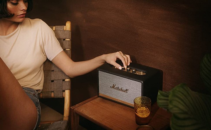 Cả 2 loa đều trang bị các nút điều khiển ở mặt trên loa giúp bạn tùy chỉnh các chức năng nhanh chóng