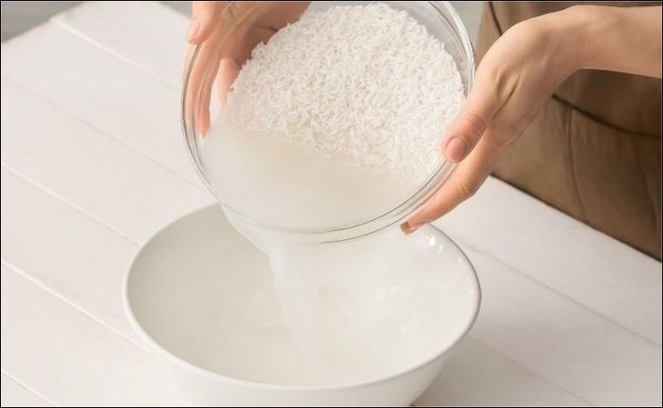 Hạn chế vo gạo trực tiếp trong nồi để tránh gây trầy xước